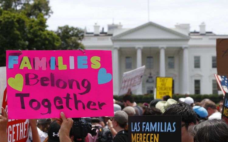 Activistas protestan el sábado 30 de junio de 2018 frente a la Casa Blanca, contra la política migratoria del gobierno de Donald Trump que ha separado a miles de niños migrantes de sus padres. Foto: Alex Brandon / AP