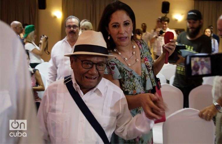 Armando Manzanero acompañado de su esposa Laura Elena Villa, en La Habana. Foto: Otmaro Rodríguez.