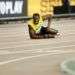 En esta foto del 12 de agosto de 2017, el velocista jamaiquino Usain Bolt aparece tirado en el suelo tras lesionarse en la final de los 4x100 metros en el Mundial de Atletismo en Londres. Foto: Tim Ireland / AP.