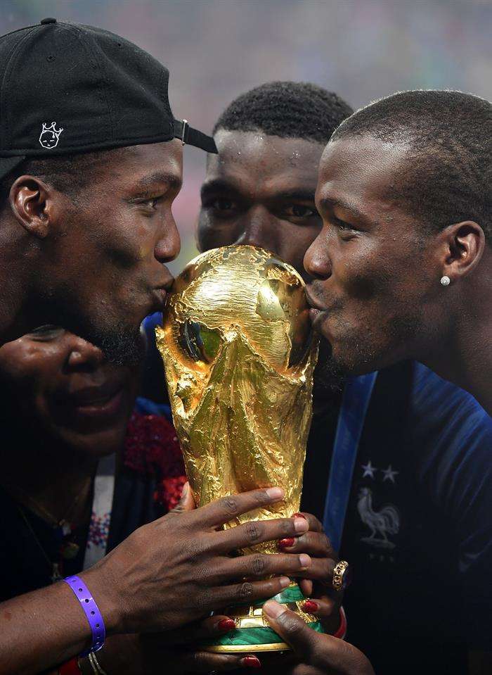 Los franceses celebran su trofeo. Foto: EFE.