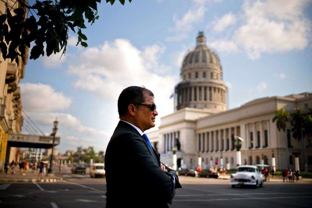 El expresidente ecuatoriano Rafael Correa frente a El Capitolio de La Habana, en 2018. Foto: Ramon Espinosa / AP / Archivo.