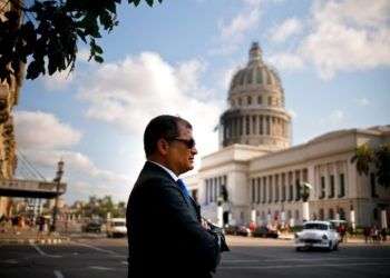 El expresidente ecuatoriano Rafael Correa frente a El Capitolio de La Habana, en 2018. Foto: Ramon Espinosa / AP / Archivo.