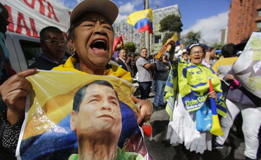 Simpatizantes del ex presidente protestan frente a la Corte Suprema en Quito. Foto: Dolores Ochoa / AP.