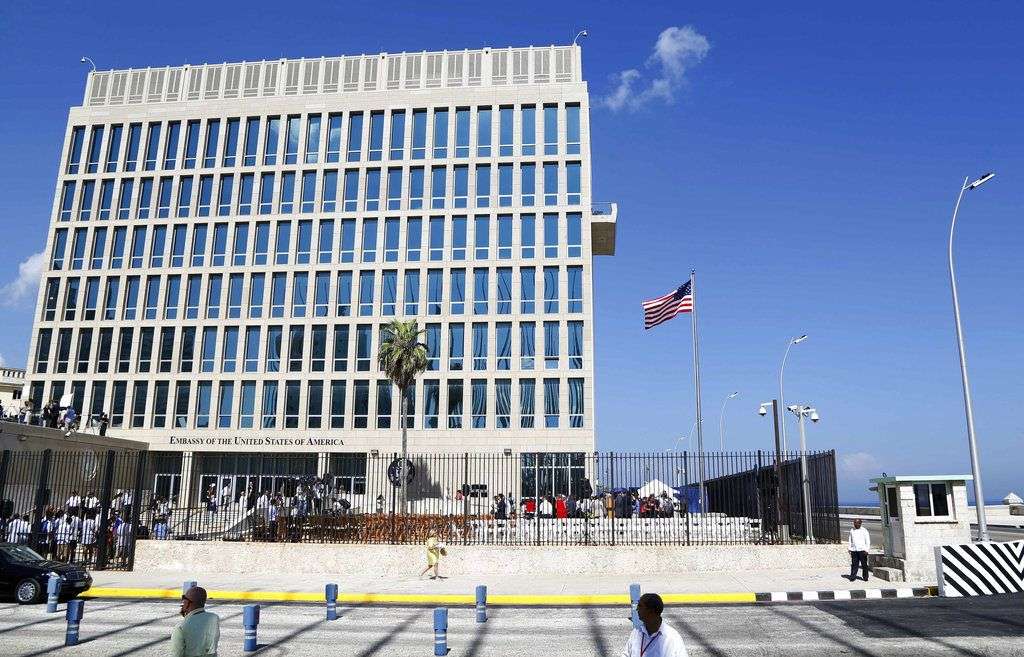 En esta foto de archivo del 14 de agosto de 2015, la bandera estadounidense ondea en la embajada en La Habana. Foto: Desmond Boylan / AP.