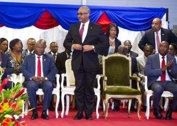 En esta imagen del 21 de marzo de 2017, el primer ministro de Haití, el doctor Jack Guy Lafontant, durante su ceremonia de confirmación en el Palacio Nacional de Puerto Príncipe. Foto: Dieu Nalio Chery / AP.