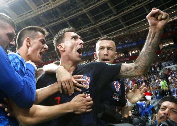 Mario Mandzukic, de Croacia, festeja luego de anotar el gol del triunfo en la prórroga de la semifinal de la Copa del Mundo ante Inglaterra, hoy en Moscú. Foto: Frank Augstein / AP.