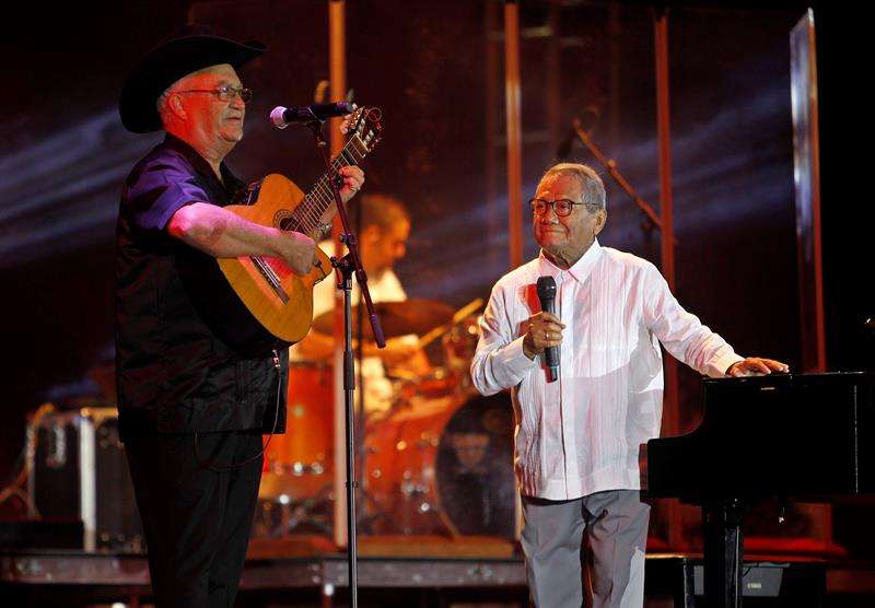 Eliades Ochoa lo acompañó con su guitarra para entonar "El ciego". Foto: Yander Zamora / EFE.