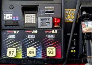 Los precios de la gasolina exhibidos en una estación cerca de Burlington, Carolina del Norte, junio de 2014. Foto: Gerry Broome / AP.