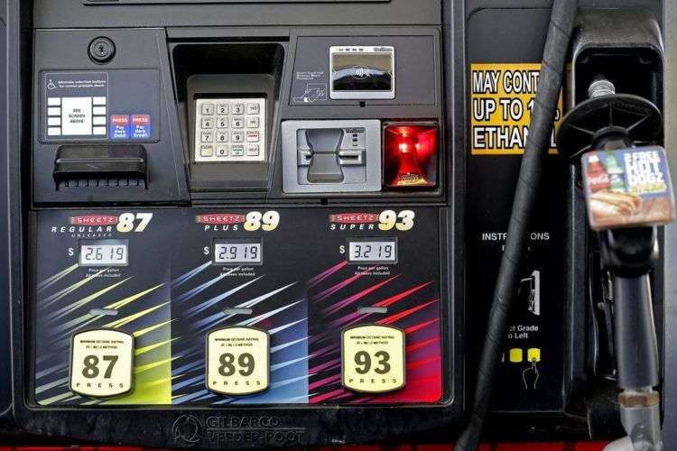 Los precios de la gasolina exhibidos en una estación cerca de Burlington, Carolina del Norte, junio de 2014. Foto: Gerry Broome / AP.