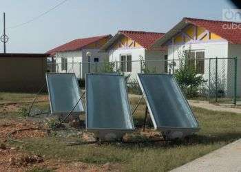 Calentadores solares en Maisí, en el oriente Cuba. Foto: Otmaro Rodríguez / Archivo.