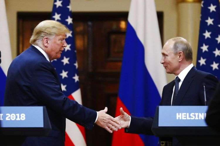 El presidente de Estados Unidos, Donald Trump, le estrecha la mano al presidente de Rusia, Vladimir Putin, al finalizar la conferencia de prensa luego de su reunión en el Palacio Presidencial de Helsinki, Finlandia, el lunes 16 de julio de 2018. (AP Foto/Alexander Zemlianichenko)