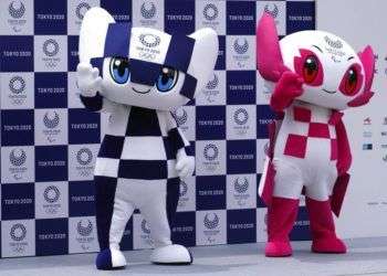 La mascota de los Juegos Olímpicos de Tokio 2020 "Miraitowa" (izquierda) y la de los Juegos Paralímpicos, "Someity" (derecha), posan para los fotógrafos durante su presentación en Tokio, el 22 de julio de 2018. Foto: Eugene Hoshiko / AP.