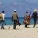 Grupo de soneros camina por playa turística en Cuba. Foto: www.pxhere.com