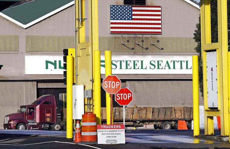 Un camión afuera de una planta de la empresa Nucor en Seattle, Estados Unidos. Foto: Elaine Thompson / AP / Archivo.