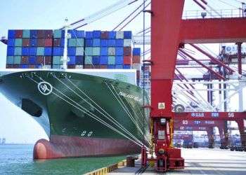 Un barco de carga con contenedores en el puerto de Qingdao, China, este 6 de julio de 2018. Foto: Chinatopix vía AP.