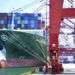Un barco de carga con contenedores en el puerto de Qingdao, China, este 6 de julio de 2018. Foto: Chinatopix vía AP.