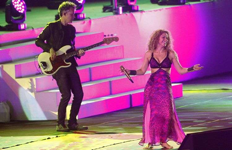 La cantante colombiana Shakira actúa durante la ceremonia de apertura de los XXIII Juegos Centroamericanos y del Caribe de Barranquilla. Foto: Luis Eduardo Noriega / EFE.