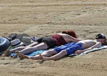 Personas al sol en la playa en Margate, sur de Inglaterra, en medio de la ola de calor que sufre Europa. Foto: Gareth Fuller /PA Wire/ PA vía AP.