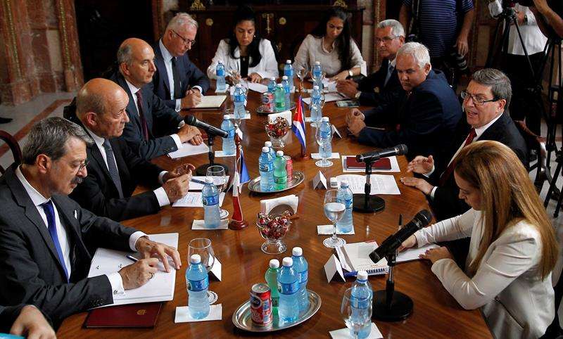 El ministro francés para Europa y Asuntos Exteriores, Jean-Yves Le Drian, asiste a una reunión con el canciller cubano, Bruno Rodríguez. Foto: Ernesto Mastrascusa/EFE.