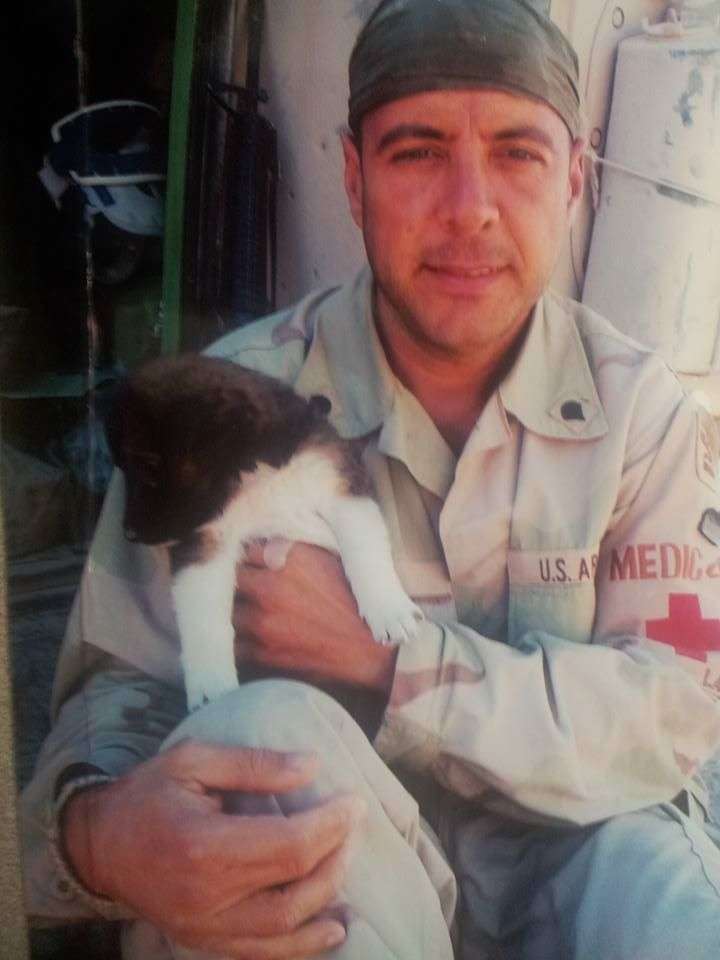 Carlos Lazo y su perrita Fallujah, rescatada en esa ciudad de Iraq. Foto: Cortesía del entrevistado.