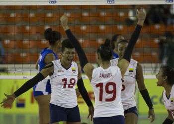Jugadoras colombianas celebran en su triunfo ante Cuba en la Copa Panamericana de Voleibol, en Santo Domingo, República Dominicana. Foto: Orlando Barría / EFE.
