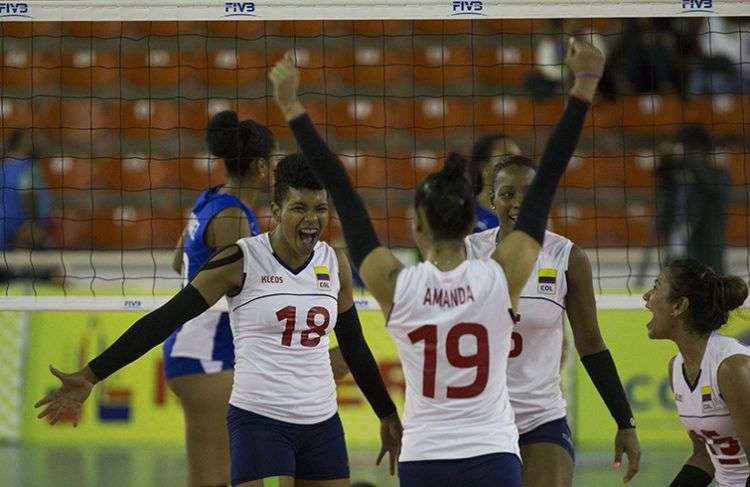Jugadoras colombianas celebran en su triunfo ante Cuba en la Copa Panamericana de Voleibol, en Santo Domingo, República Dominicana. Foto: Orlando Barría / EFE.