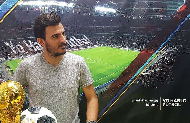 Daguito Valdés en la escenografía de Yo Hablo Fútbol estrenada para el Mundial Rusia 2018. Foto: Perfil de Facebook de Daguito Valdés.