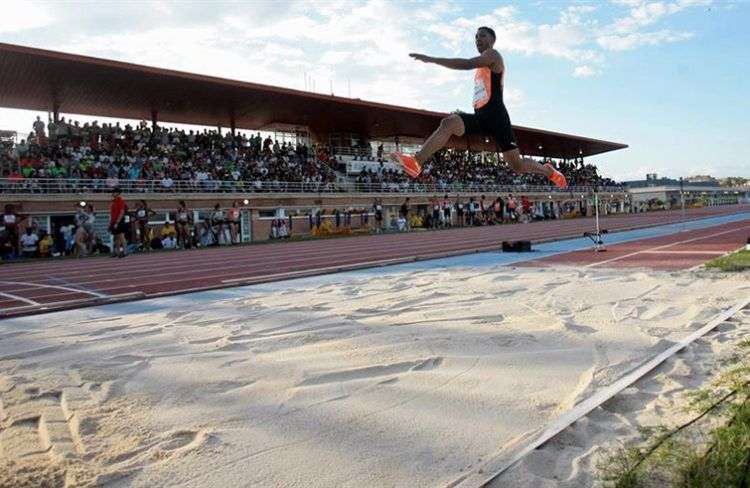 El cubano Juan Miguel Echevarría venció en la prueba de longitud, con un salto de 8,37 metros, durante el Mitin de Guadalajara, España. Foto: Pepe Zamora / EFE.