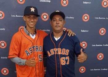 Frank Pérez (izq) tras la firma con los Astros de Houston. Foto: pelotacubanablog.com
