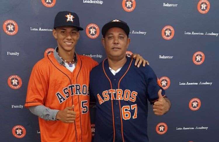 Frank Pérez (izq) tras la firma con los Astros de Houston. Foto: pelotacubanablog.com