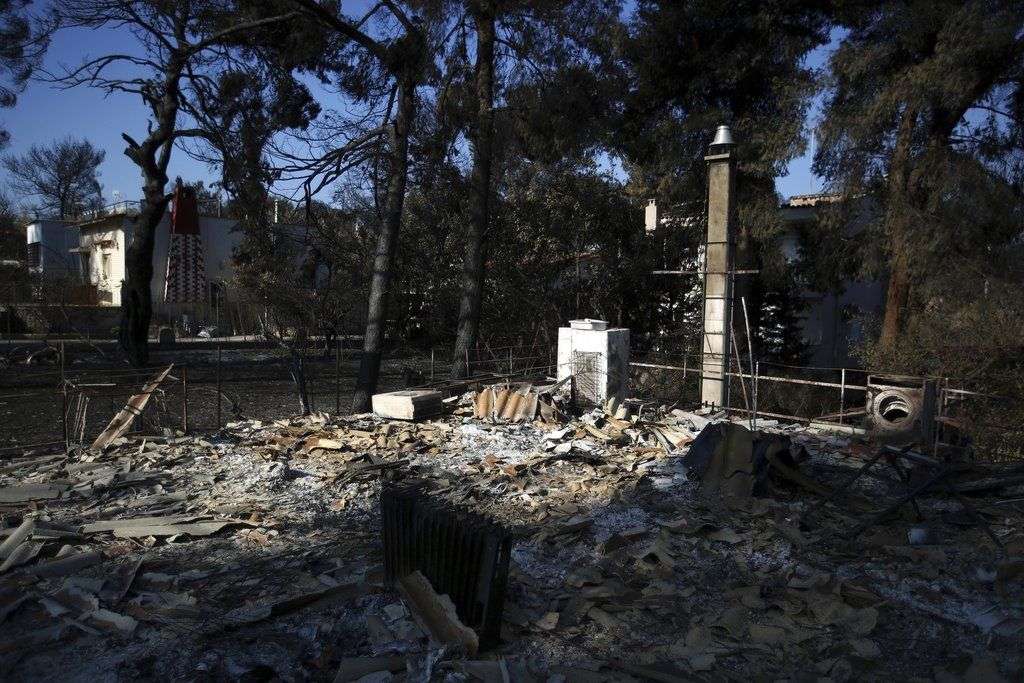 En la imagen, vista de los restos de una vivienda que ardió en Mati, al este de Atenas, en el peor incendio registrado en Grecia en las últimas décadas, el 27 de julio de 2018. Foto: Thanassis Stavrakis/AP.
