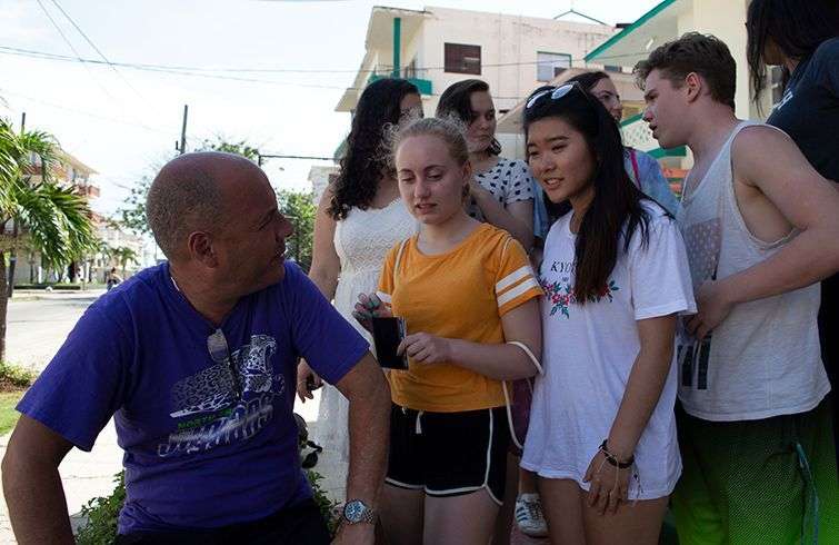 Carlos Lazo y sus alumnos estadounidenses en La Habana. Foto: Otmaro Rodríguez.