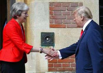 La primera ministra británica Theresa May, izquierda, recibe al presidente estadounidense Donald Trump en Chequers, Inglaterra, este viernes 13 de julio de 2018. Foto: Pablo Martinez Monsivais / AP.