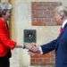 La primera ministra británica Theresa May, izquierda, recibe al presidente estadounidense Donald Trump en Chequers, Inglaterra, este viernes 13 de julio de 2018. Foto: Pablo Martinez Monsivais / AP.
