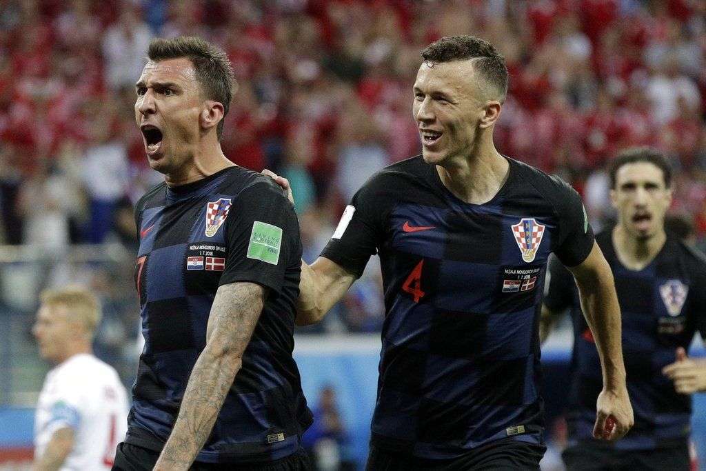 Mario Mandzukic (izquierda), de la selección de Croacia, festeja después de anotar el  tanto del empate ante Dinamarca. Foto: Gregorio Borgia/AP.