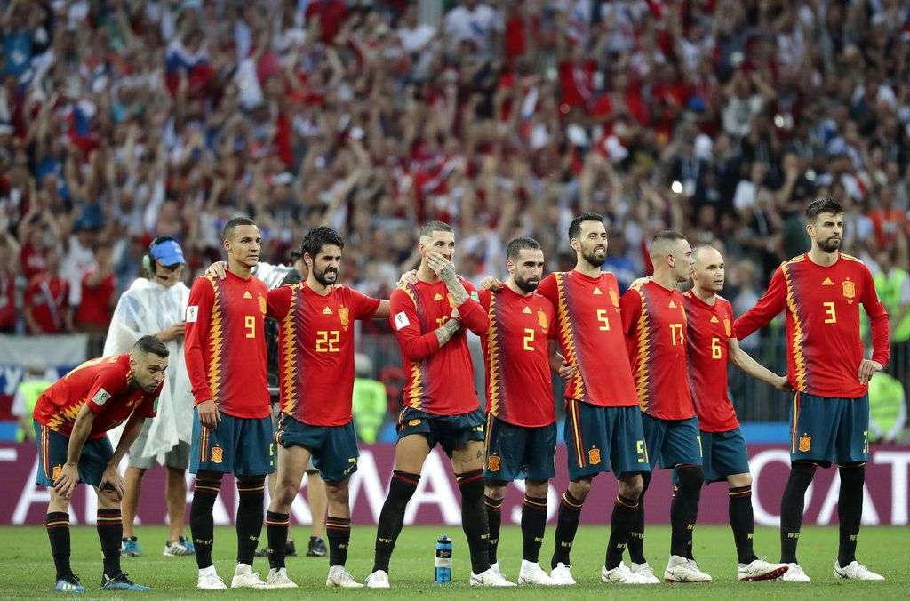 Los jugadores de España observan con angustia la tanda de penales que sentenció su derrota ante Rusia. Foto: Alexander Zemlianichenko/AP.