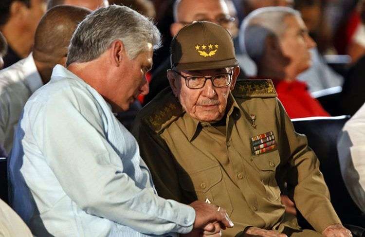 El exmandatario y líder del Partido Comunista de Cuba, Raúl Castro (d), junto al actual presidente cubano, Miguel Diaz-Canel (i), este 26 de julio del 2018, durante acto donde se conmemora el 65 aniversario del asalto al cuartel Moncada en la ciudad de Santiago de Cuba. Foto: Ernesto Mastrascusa/ POOL / EFE.