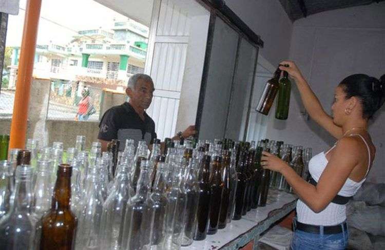 Reciclaje de vidrio en Cuba. Foto: radiomoron.cu