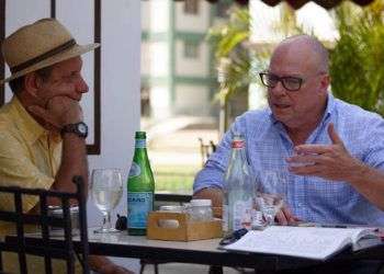 David Richardson (derecha) en un restaurante privado en La Habana durante una visita de dos días a Cuba esta semana. Foto: el Nuevo Herald / Cortesía de la campaña de David Richardson al Congreso de EE.UU