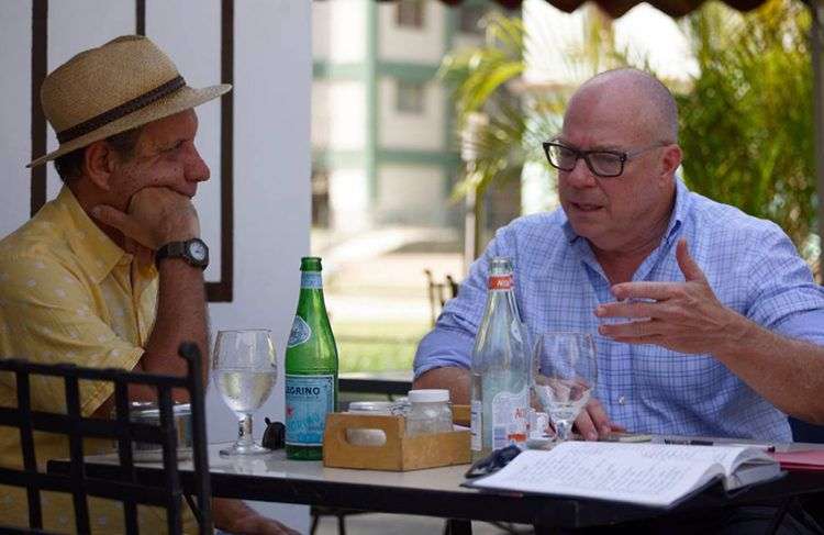 David Richardson (derecha) en un restaurante privado en La Habana durante una visita de dos días a Cuba esta semana. Foto: el Nuevo Herald / Cortesía de la campaña de David Richardson al Congreso de EE.UU