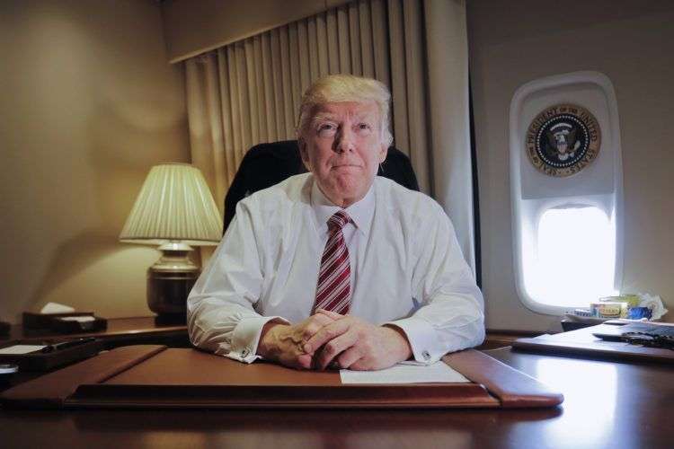 El presidente Donald Trump en su despacho del Air Force One. Foto: AP.