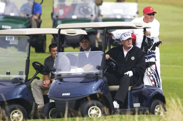 Donald Trump en su campo de golf en Turnberry, Escocia, el sábado 14 de julio de 2018. Foto: Peter Morrison/AP.