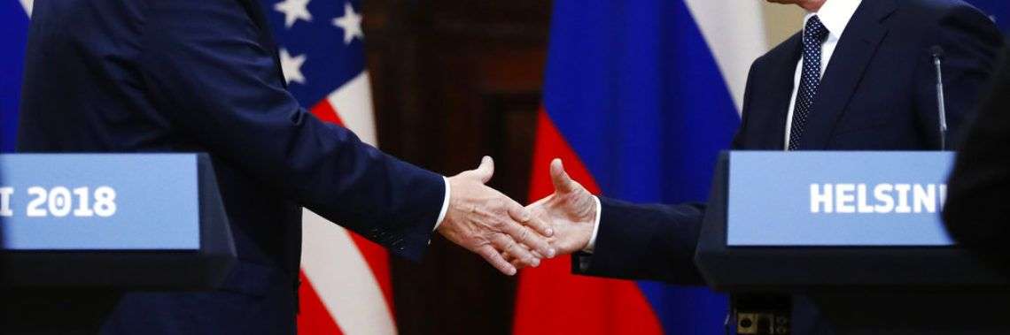 El presidente de Estados Unidos, Donald Trump, le estrecha la mano al presidente de Rusia, Vladimir Putin, al finalizar la conferencia de prensa luego de su reunión en el Palacio Presidencial de Helsinki, Finlandia, el lunes 16 de julio de 2018. Foto: Alexander Zemlianichenko/AP.