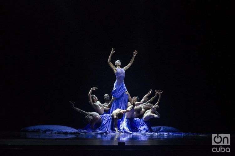 "Satori", estreno mundial de Acosta Danza, con coreografía de Raúl Reinoso y música de Pepe Gavilondo. Foto: Enrique Smith Soto.