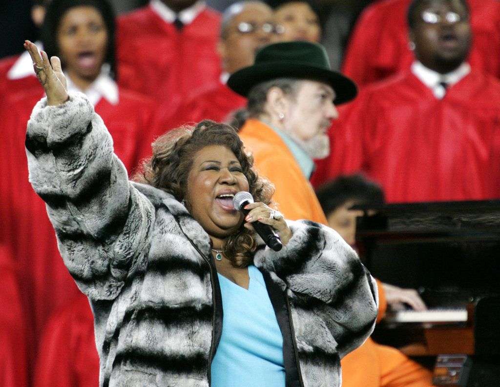 En esta foto del 5 de febrero del 2006, Aretha Franklin y Dr. John, al piano, interpretan el himno nacional antes del Super Bowl en Detroit. Foto: Gene J. Puskar / AP / Archivo.