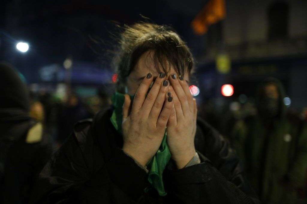 Una activista proaborto luego de que el Senado rechazó una propuesta para legalizar el aborto antes de las 14 semanas, en el exterior del Congreso, en Buenos Aires, el 9 de agosto de 2018. Foto: Natacha Pisarenko / AP.