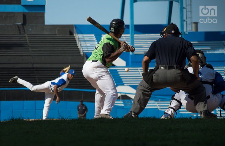 Partido entre Industriales y Cienfuegos en el estadio Latinoamericano de La Habana, durante la Serie Nacional 58. Foto: Otmaro Rodríguez.