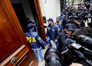 La policía ingresa a la casa de la senadora y ex presidente Cristina Fernández, en Buenos Aires. Foto: Natacha Pisarenko / AP.