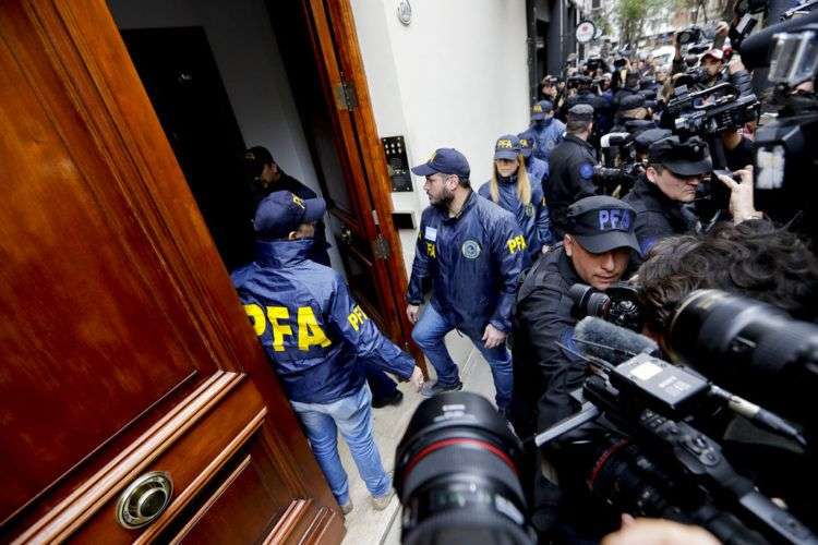 La policía ingresa a la casa de la senadora y ex presidente Cristina Fernández, en Buenos Aires. Foto: Natacha Pisarenko / AP.