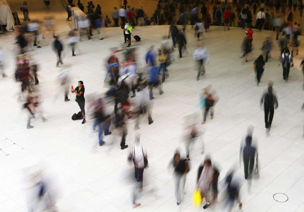 Varias personas caminan en el interior del Oculus, la estación a los pies del World Trade Center, en Nueva York. Foto: Frank Franklin II / AP.